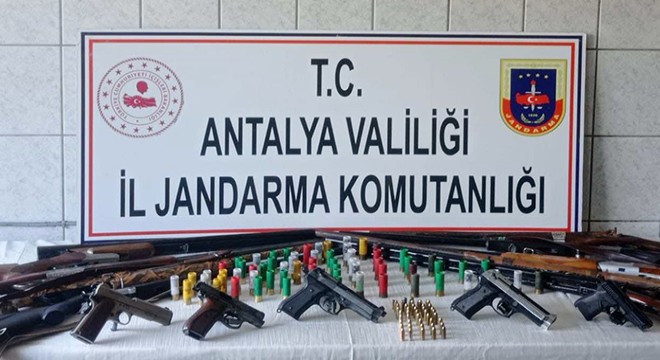 Antalya'da ruhsatsız silah operasyonu
