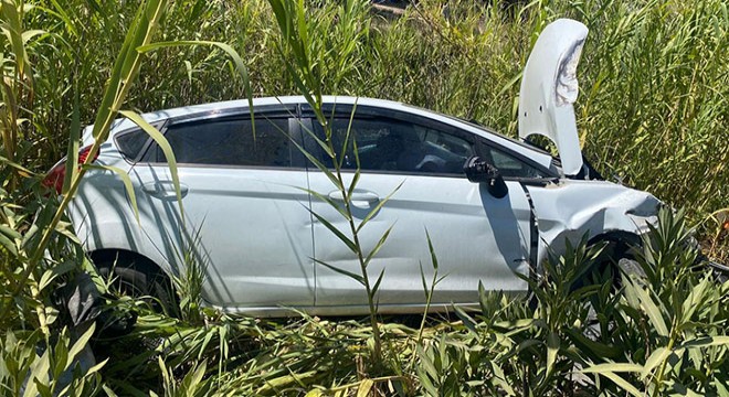 Antalya'da otomobil şarampole yuvarlandı