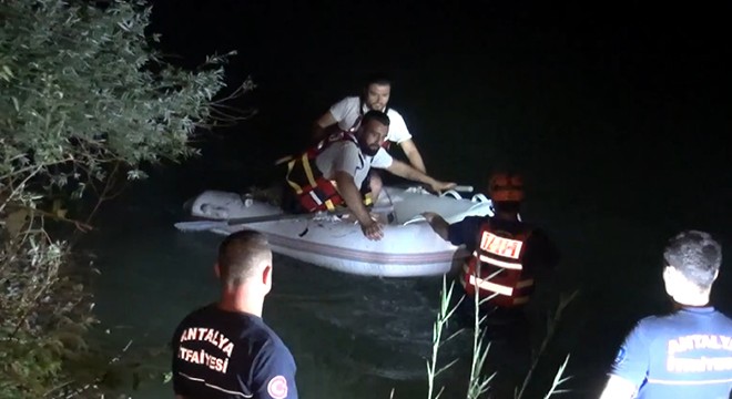 Antalya'da ırmakta mahsur kalan 3 kişi kurtarıldı