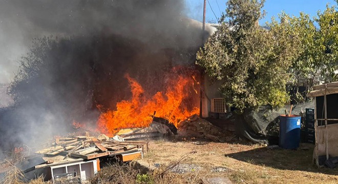 Antalya'da çıkan yangın eve sıçradı