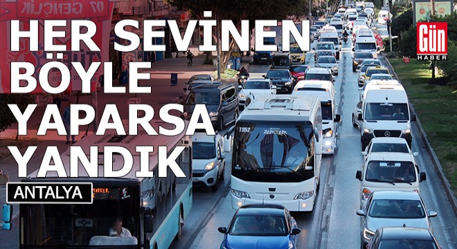 Antalya'da servisçilerden trafiği durduran teşekkür konvoyu