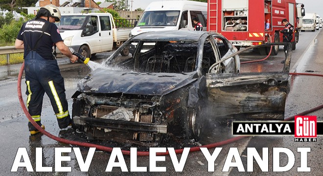 Antalya'da seyir halindeki otomobil alev alev yandı