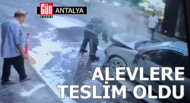 Antalya'da seyir halindeki otomobil alev alev yandı