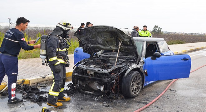 Antalya'da seyir halindeki otomobil yandı