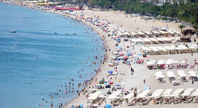 Antalya'da sıcaktan bunalanlar sahillere akın etti