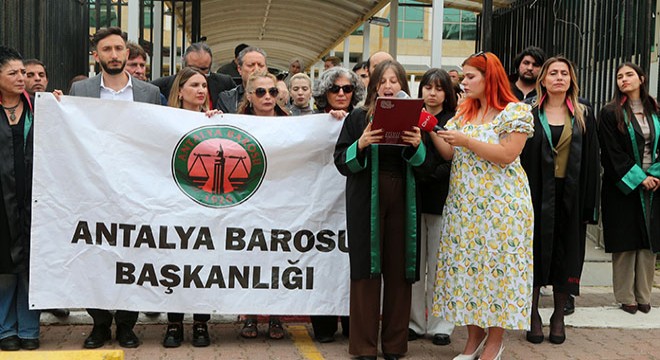 Antalya'da sokak ortasında öldürülen köpek için barodan açıklama