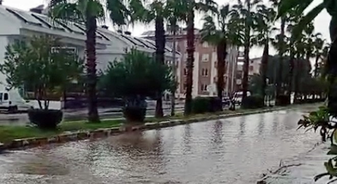 Antalya'da sokaklar suyla doldu