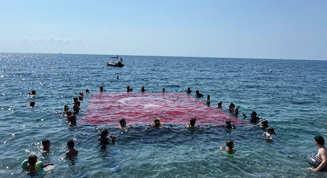 Antalya'da su altında Türk bayrağı açtılar