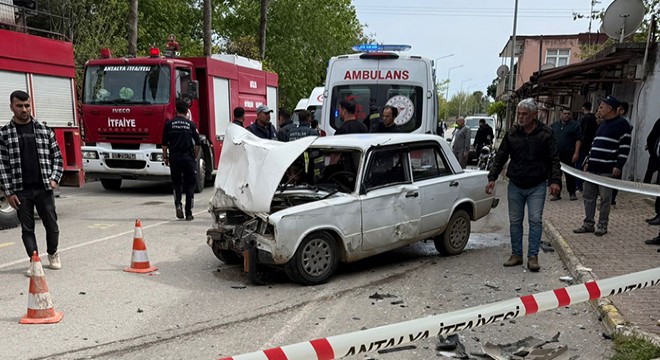 Antalya'da sürücü ve eşi kazada yaralandı
