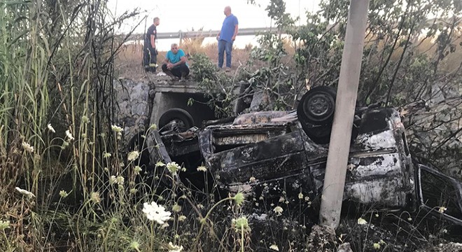 Antalya'da takla atan araç direğe çarptı; sürücü öldü