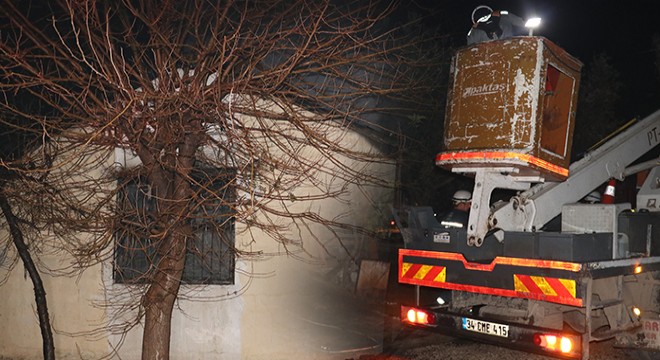 Antalya'da tek katlı evin çatısı yandı