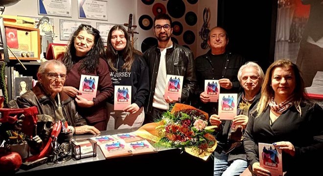 Antalya'da tiyatro sahnesinde kitap tanıtımı