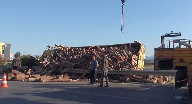Antalya'da tomruk yüklü kamyon devrildi