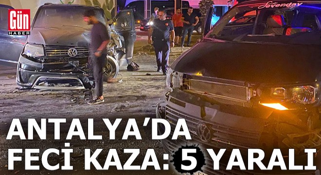 Antalya'da tur minibüsleri çarpıştı: 5 yaralı