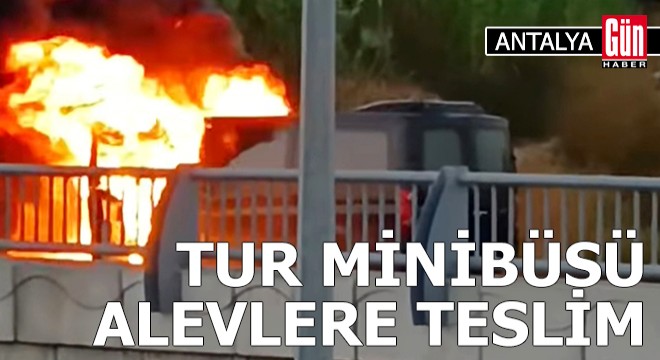 Antalya'da tur minibüsü yandı
