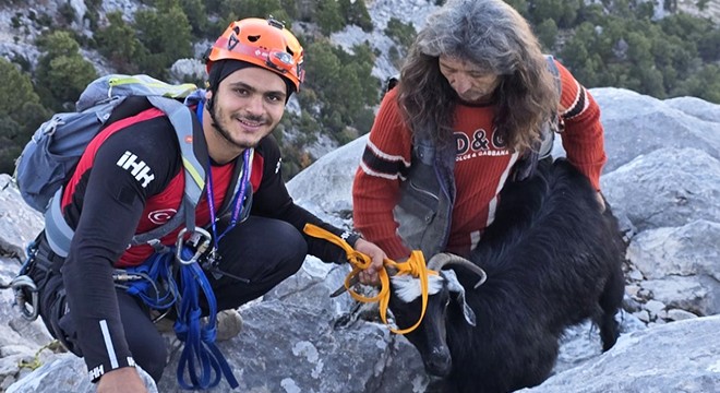 Antalya'da uçurumda mahsur kalan keçi kurtarıldı