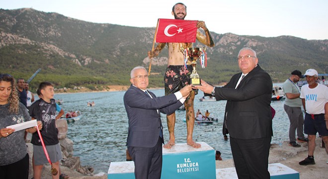 Antalya'da yağlı direkteki bayrağı 9'uncu defa aldı