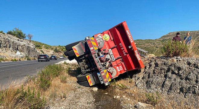Antalya'da yangına giden su ikmal aracı kaza yaptı