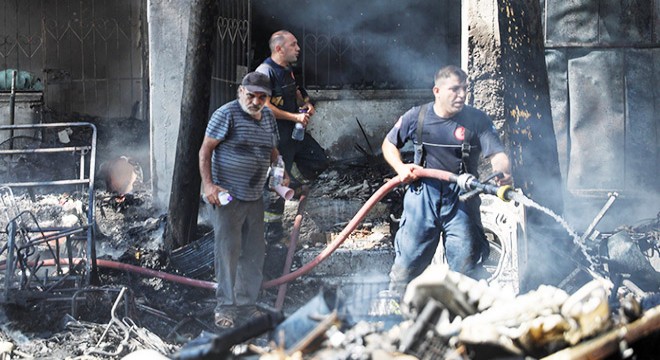 Antalya'da yangına müdahale eden itfaiyecilere su taşıdı