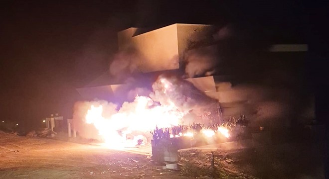 Antalya'da yangında ev ve otomobil zarar gördü