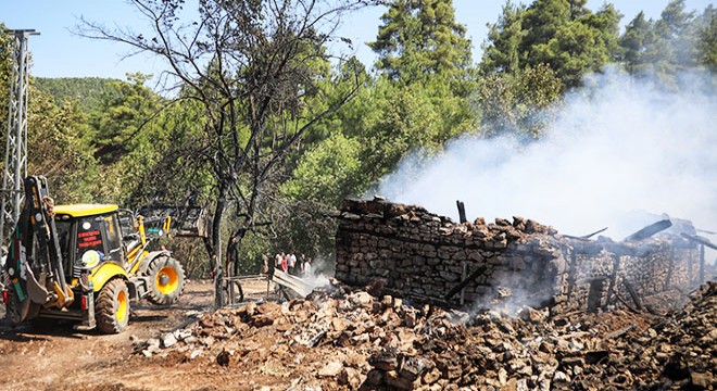 Antalya'da yangında 3 ev ile 2 ambar küle döndü
