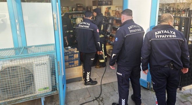 Antalya'da zincir market deposunda yangın