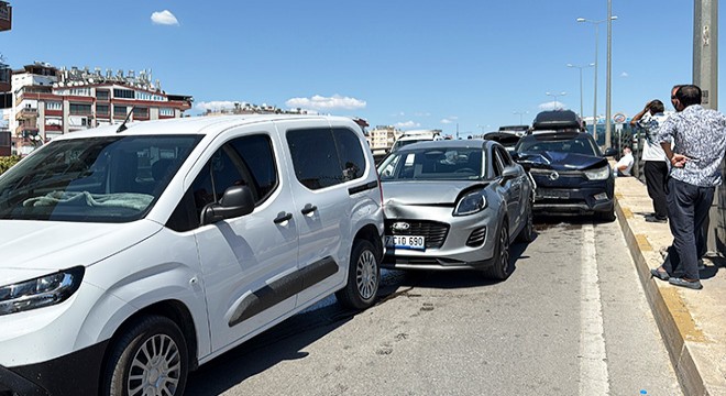 Antalya'da zincirleme kaza: 1 yaralı