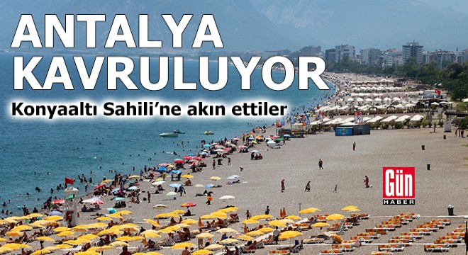 Antalya kavruluyor! Konyaaltı Sahili'ne akın ettiler