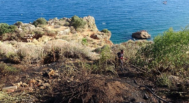 Antalya varyanttaki otluk alanda çıkan yangın korkuttu