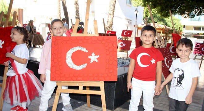Antalya'da öğrencilerden bayrak sergisi