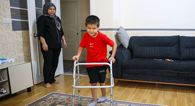 Antalyalı Mert'in ailesi, hastalığına teşhis konulmasını istiyor