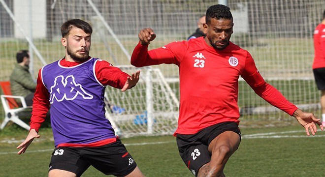 Antalyaspor, 6 yıldır yenemediği Başakşehir'i mağlup etmek istiyor