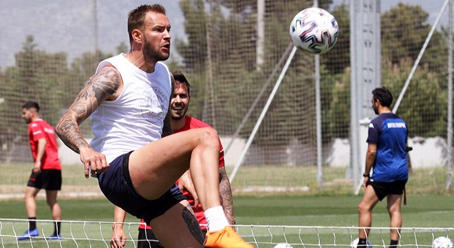 Antalyaspor, Göztepe'yi yenerek küme düşme korkusunu yaşamak istemiyor