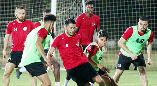 Antalyaspor'da 9 futbolcu gitti, 10 futbolcu geldi