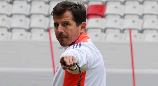 Antalyaspor'da Emre Belözoğlu istifa etti