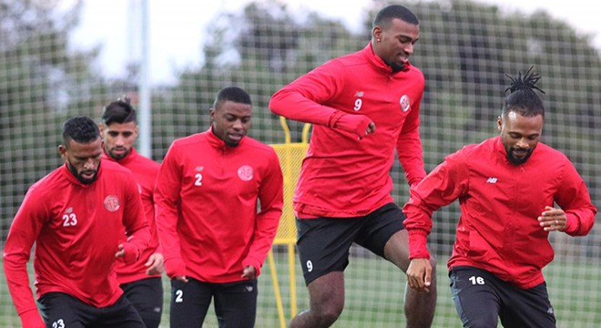 Antalyaspor'da Fredy cezalı, Amilton ise tamamladı