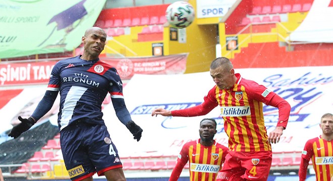 Antalyaspor deplasmanda galibiyeti hatırladı