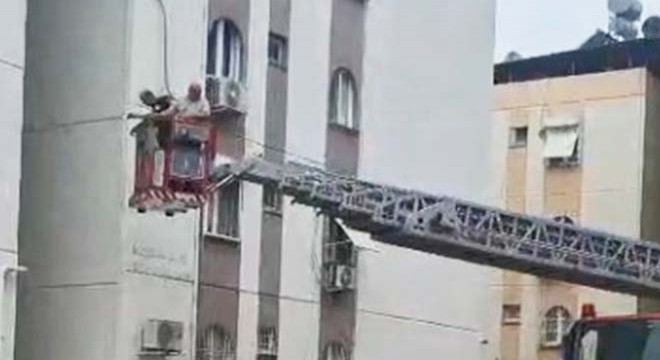 Apartman merdivenleri çöktü, mahsur kalan 10 kişi kurtarıldı