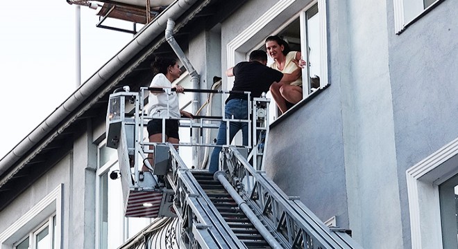 Apartmandaki yangında mahsur kalanlar kurtarıldı