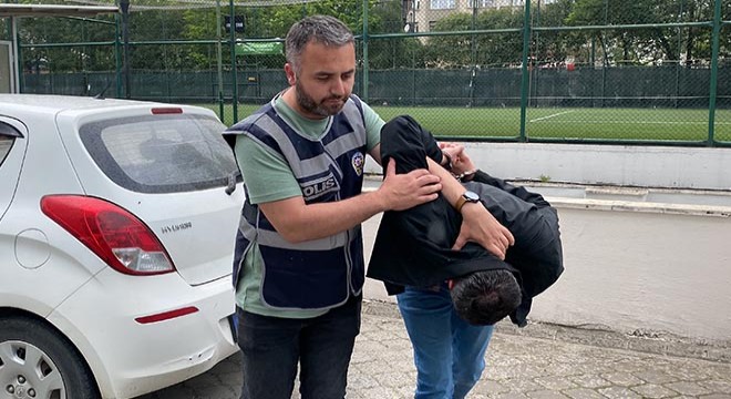 Arkadaşıyla dükkanın önünden geçen kişiye gözaltı