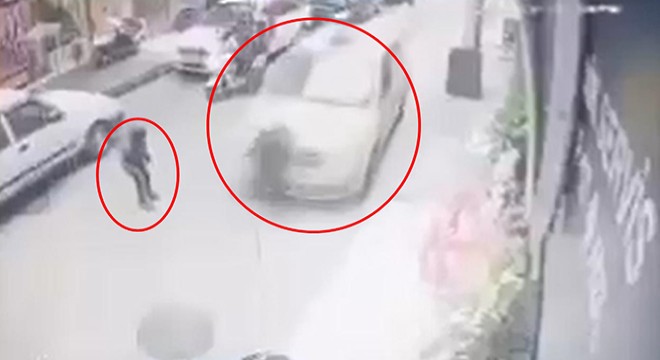 Arkadaşıyla kar topu oynayan çocuğa taksi çarptı