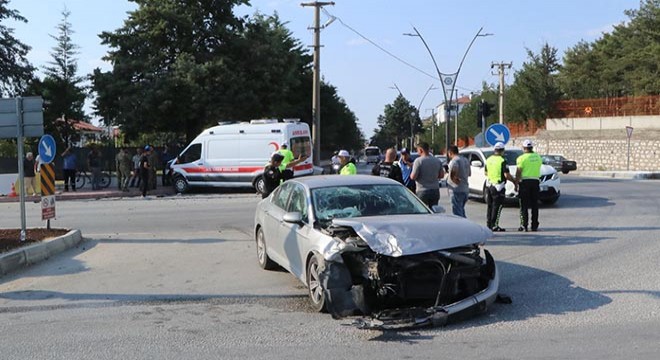 Askeri ambulans ve otomobiller çarpıştı: 2 yaralı