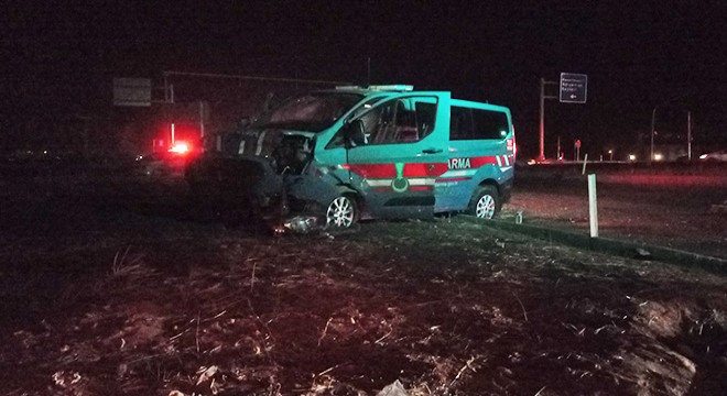 Askeri araç ile otomobil çarpıştı: 5'i asker 8 yaralı