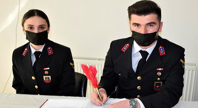 Astsubay çift resmi üniformayla evlendi