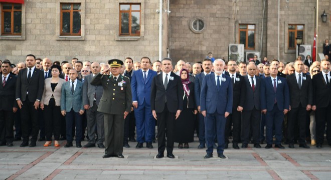 Atatürk, saygı, minnetle ve rahmetle anıldı