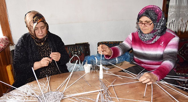 Atık kağıtlardan ekmek sepeti yapıyorlar