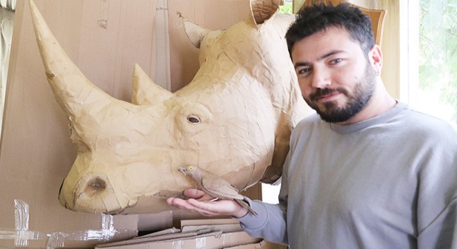Atık kartonları hayvan figürlerine dönüştürüyor
