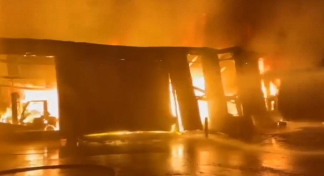 Avustralya’da kimyasal madde dolu depoda yangın