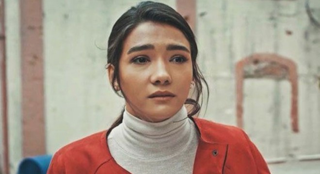 Aybüke Pusat Charlie Chaplin'in tiyatro oyununda