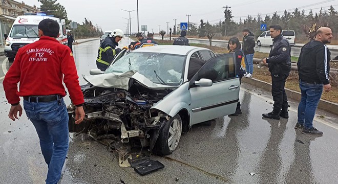 Aydınlatma direğine çarpan otomobilde 5 kişi yaralandı